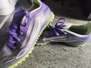 Zapatos de fútbol Adidas morados y verdes