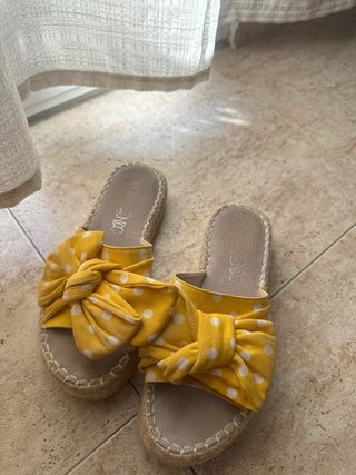 Chanclas amarillas con lunares blancos talla 38