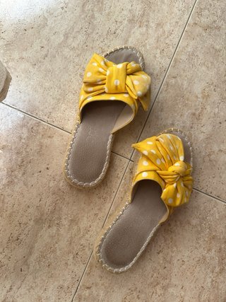 Chanclas amarillas con lunares blancos talla 38