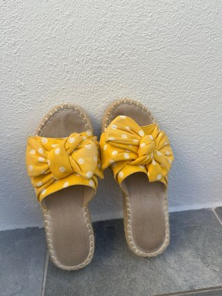 Chanclas amarillas con lunares blancos talla 38