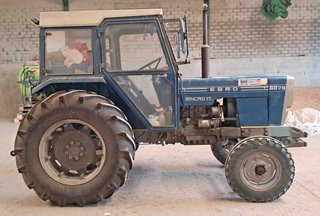Tractor Ebro 6079 con lote.