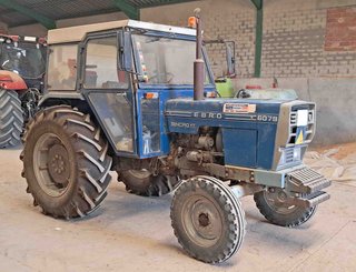 Tractor Ebro 6079 con lote.