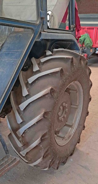 Tractor Ebro 6079 con lote.