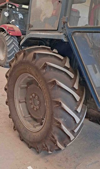Tractor Ebro 6079 con lote.