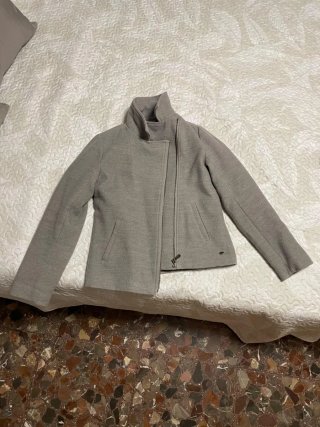 Chaqueta beige con cuello alto
