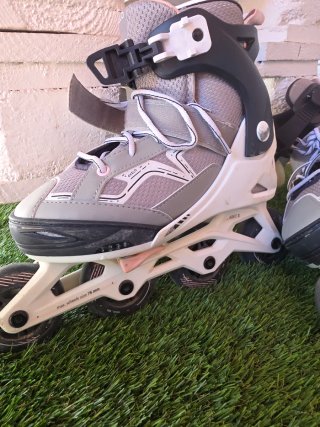 Patines en línea grises y rosas