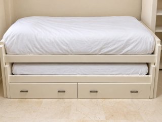 Cama nido blanca con estantería a juego