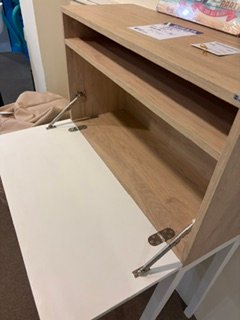 Mueble con puerta abatible