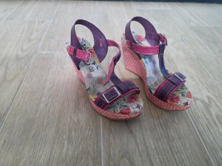 Sandalias de piel con cuña talla 37