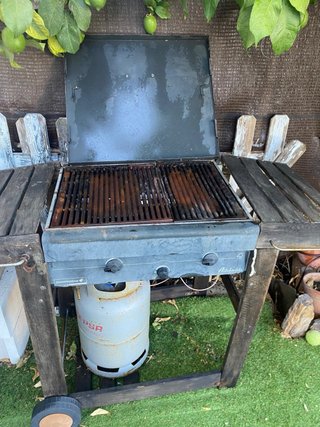 Barbacoa de gas con mesa auxiliar marca Adelaide