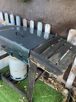 Barbacoa de gas con mesa auxiliar marca Adelaide