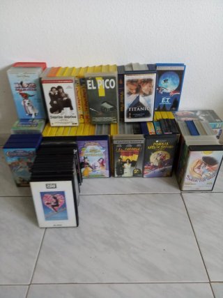 Lote 17 DVD y 77 VHS Películas Varias