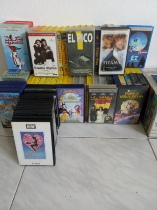 Lote 17 DVD y 77 VHS Películas Varias