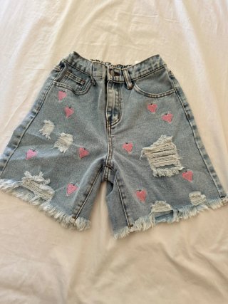 Shorts vaqueros con corazones rosas
