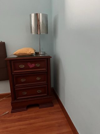 Mesita de noche de madera con detalles