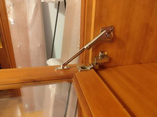 Aparador de madera con puertas de cristal