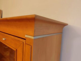 Aparador de madera con puertas de cristal