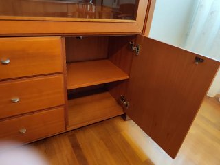 Aparador de madera con puertas de cristal