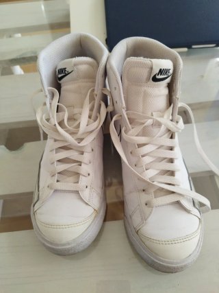 Zapatillas Nike tipo bota blancas casi nuevas