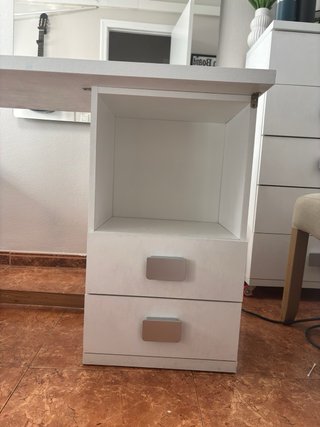 Escritorio blanco con cajones