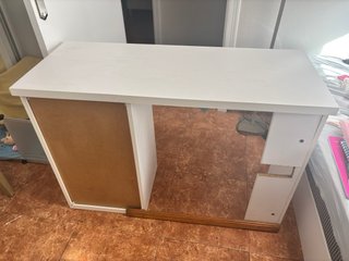 Escritorio blanco con cajones