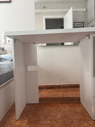 Escritorio blanco con cajones