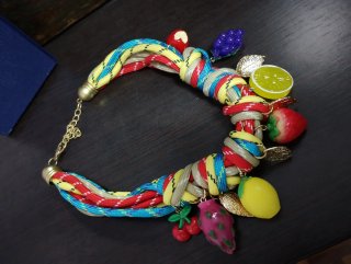 Collar de Cuerdas con Abalorios de Frutas