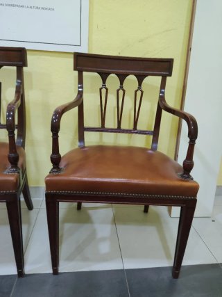 Par de butacas antiguas de madera y cuero