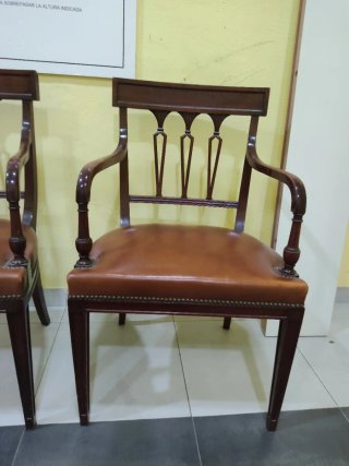 Par de butacas antiguas de madera y cuero