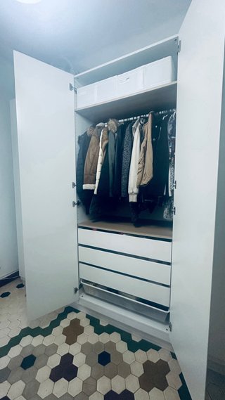 Armario blanco de madera
