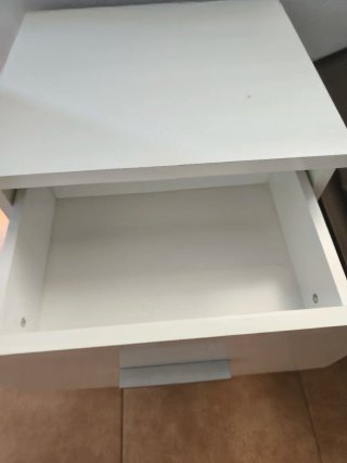 Mesita de noche blancas solo una
