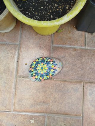 Piedra decorativa pintada a mano