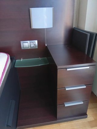 Dormitorio completo: cama, cabecero y mesillas