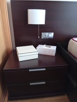 Dormitorio completo: cama, cabecero y mesillas