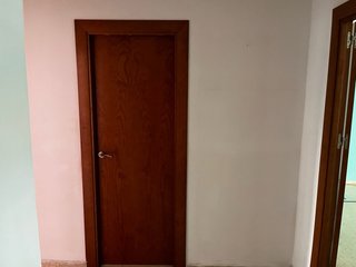 Puerta interior de madera. Con tiradores plateados