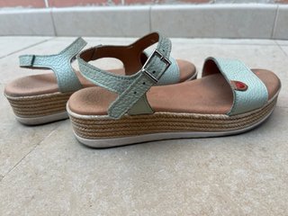 Sandalias Turquesa con Detalle de Corazón