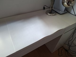 Escritorio blanco con cajones y armario