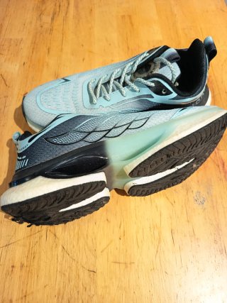 Zapatillas deportivas azules y turquesas