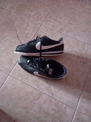 Zapatillas Nike Talla 47-48 Negras y Blancas