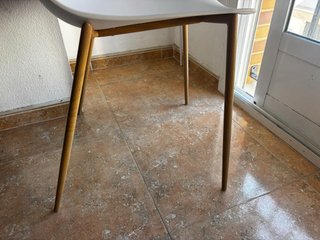 Silla blancas de plástico y metal Tengo 2 sillas