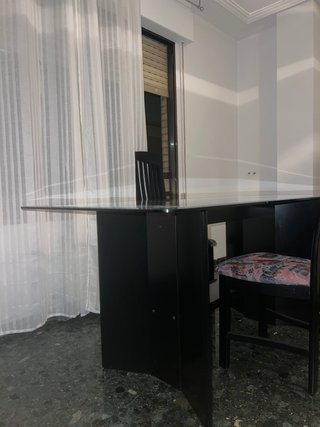 Mesa de Cristal y Sillas Negras