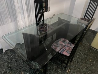 Mesa de Cristal y Sillas Negras