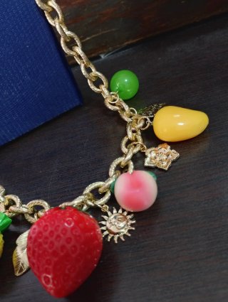 Collar Dorado con Abalorios de Frutas