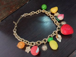 Collar Dorado con Abalorios de Frutas