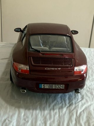 Porsche 911 Carrera 4 (1997) – Bburago 1:18