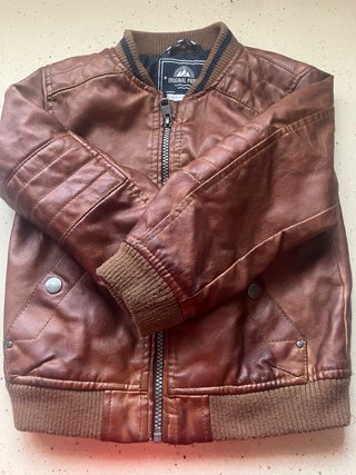 Abrigo tipo bomber de cuero para niño