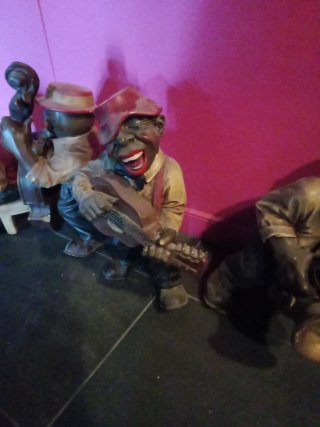 Figura decorativa hombre sombrero rojo