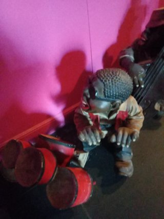 Figura decorativa hombre sombrero rojo