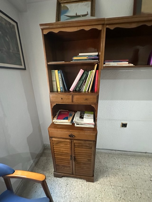 Mueble de madera con estanterías