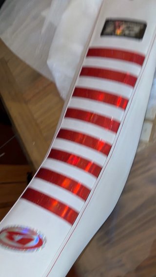 Asiento de moto blanco y rojo